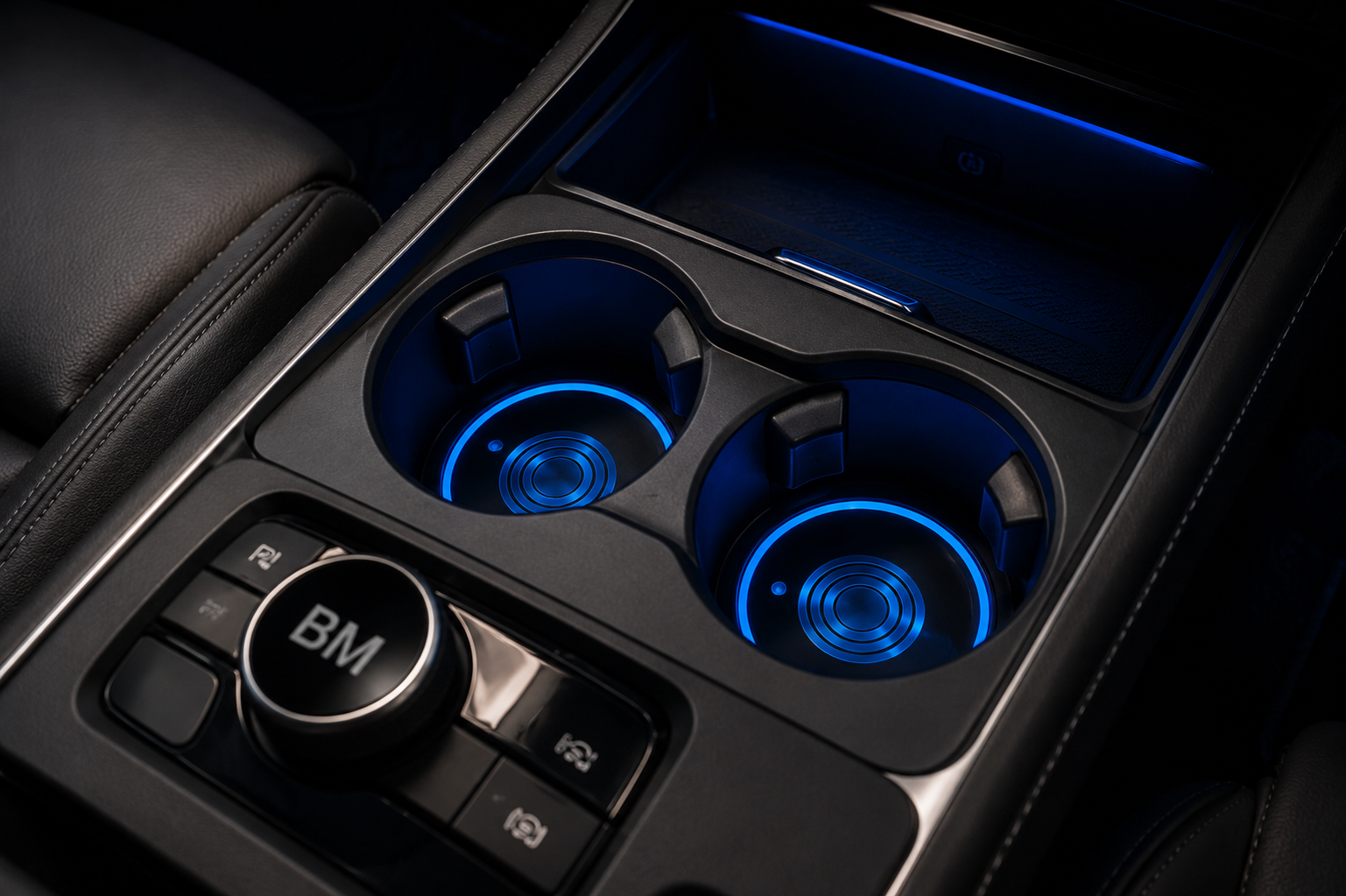 Interior de un coche de noche con acabados BlackMile